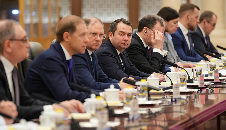 Мурманский Вестник новости Андрей Чибис Товарооборот между Мурманской областью и Китаем за 5 лет вырос в 7 раз Об этом глава региона рассказал во время рабочего визита в Пекин На 12 м заседании Межправительственной Российско Китайской комиссии по инвестиционному сотрудничеству губернатор рассказал как развивается региональное взаимодействие двух стран в Арктике и какие возможности открыты для совместных проектов Чибис напомнил о недавнем подписании соглашения с китайской компанией New New Shipping Line о развитии контейнерных перевозок Сейчас подбирается площадка в порту Мурманска Кроме того растет турпоток из азиатской страны В прошлом году Мурманскую область посетили 26 тысяч китайских подробнее на канале Мурманский Вестник новости