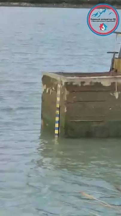 В Махачкале 21 сентября с 12 00 ожидаются перебои с водоснабжением или его полное отсутствие в части Ленинского района и в отдельных кварталах Советского района По информации Единого оператора причиной стал низкий уровень воды в КОРе из за которого снизились объемы водозабора в Хушетское водохранилище По предварительным прогнозам нормализация подачи воды ожидается к утру 22 сентября На период ограничения водоснабжения будет организован подвоз воды Жителей просят сделать запас воды
