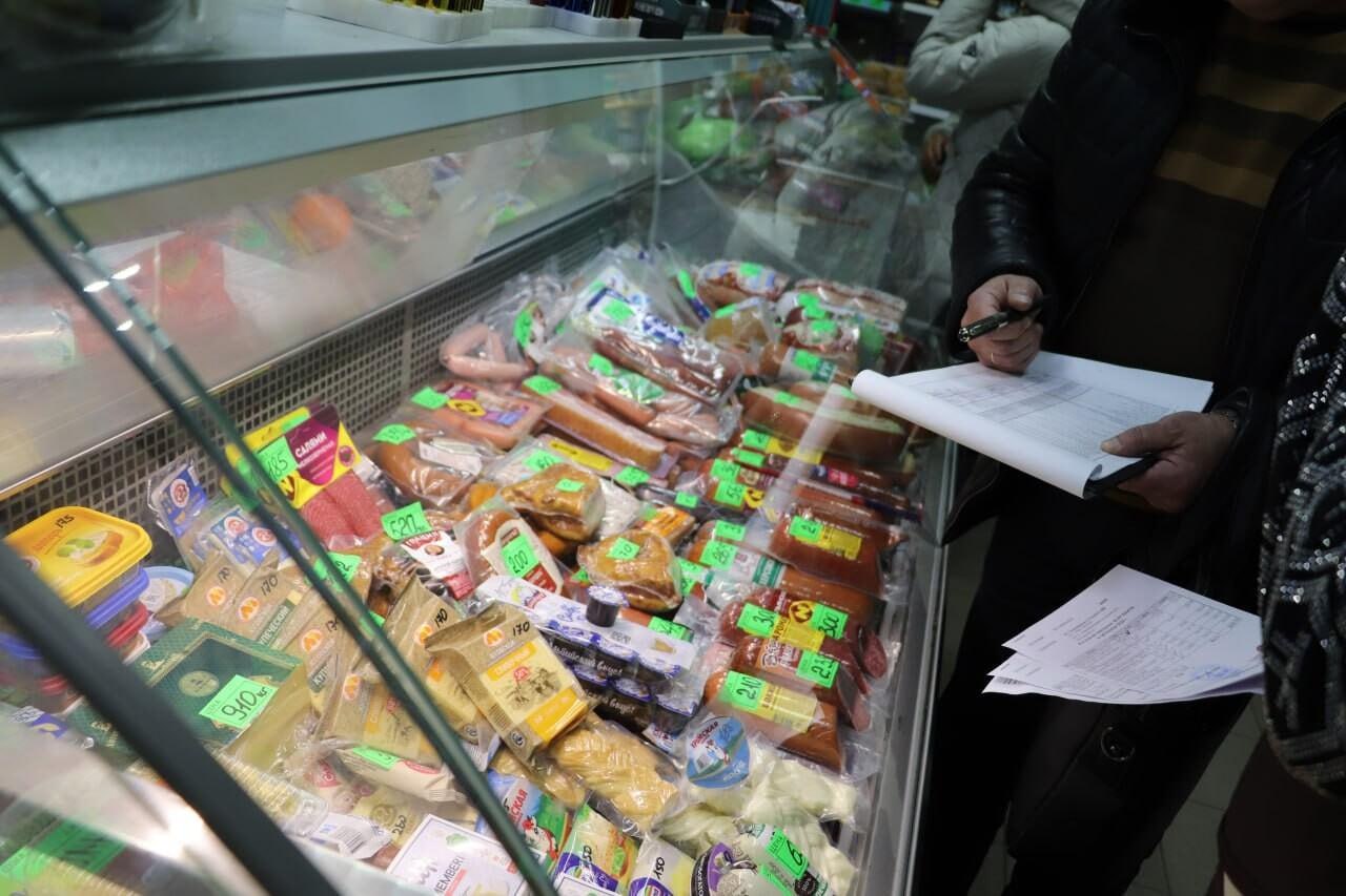 Федеральный Минпромторг заявил о масштабной работе по контролю цен в Новороссии Минпромторг РФ с 2022 года ведет системную работу по развитию потребительского рынка и мониторингу цен в воссоединенных регионах сообщил в интервью Запорожскому агентству новостей министр промышленности и торговли РФ Антон Алиханов За это время была проделана масштабная работа мы оптимизировали логистику развили торговую инфраструктуру и выстроили партнерские отношения с бизнесом в том числе помогая ему адаптироваться к российскому законодательству В результате наших усилий ценовая ситуация в этих регионах сегодня сопоставима с ситуацией в соседних субъектах федерации сказал Алиханов По его словам министерство уделяет особое внимание не только ценам но и обеспечению широкого ассортимента товаров На текущем этапе ключевая задача усиление конкуренции на потребительском рынке Мы активно поддерживаем открытие объектов и развитие сервисов местным бизнесом а также выход на эти рынки новых для регионов игроков включая формат электронной торговли Уверяю вас это направление успешно развивается и активная работа в этом русле продолжается добавил министр Потребительский рынок воссоединенных регионов сегодня насчитывает более 26 тыс объектов розничной торговли И как подчеркивал глава Минпромторга РФ их дальнейшее увеличение необходимо для повышения конкуренции и снижения цен Федеральные власти работают над поддержкой предпринимателей Полный текст интервью с Антоном Алихановым читайте 10 ноября на сайте Запорожского агентства новостей