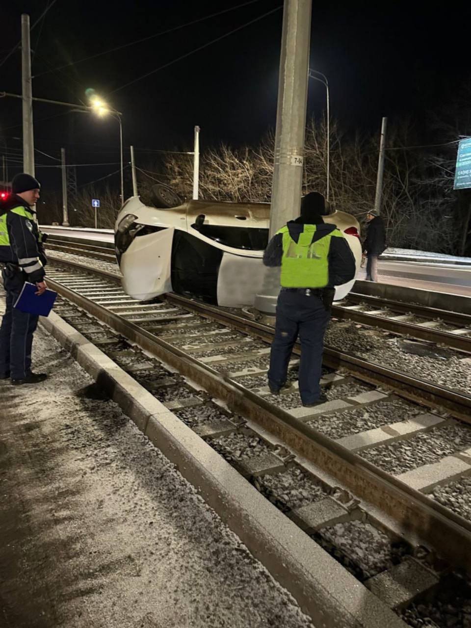 В Курске на улице Интернациональной произошло серьезное ДТП  Автомобиль вылетел на трамвайные пути и врезался в столб. Обошлось без пострадавших, машина получила механические повреждения, сообщили в областной ГАИ.    Жесть Курск — подписаться