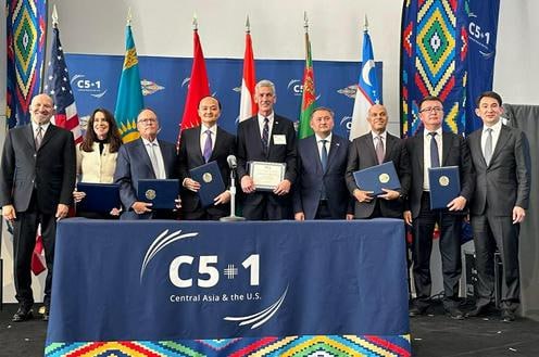 Казахстан и США подписали соглашения на 17 млрд По итогам визита президента Касым Жомарта Токаева в Вашингтон стороны заключили 29 документов обозначивших новый этап укрепления стратегического партнерства между странами Как сообщили в МИД Казахстана одним из ключевых результатов визита стало соглашение с американской машиностроительной компанией John Deere о локализации производства сельхозтехники на 2 5 млрд Планируется выпуск не менее 3 000 единиц техники в Костанае и Туркестане создание трех сервисных центров развитие системы подготовки кадров и формирование регионального хаба по обеспечению запчастями для стран СНГ Подробнее на нашем сайте Актуальные новости из Центральной Азии fergananews