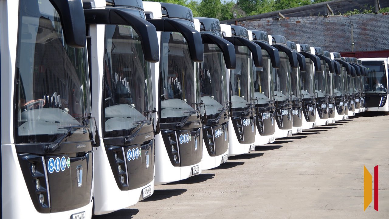 В Воронеже до конца года поставят более 300 новых автобусов  Восемь перевозчиков, обслуживающих муниципальные маршруты Воронежа, подали заявки на обновление транспорта. До конца 2025 года ожидается поставка 30 автобусов большого класса и около 300 — среднего класса. Маленькие маршрутки заменят на более вместительные автобусы. Речь идет о маршрутах №1кв, 1кс, 18, 37, 38, 47, 50, 70, С70, 88 и 97.