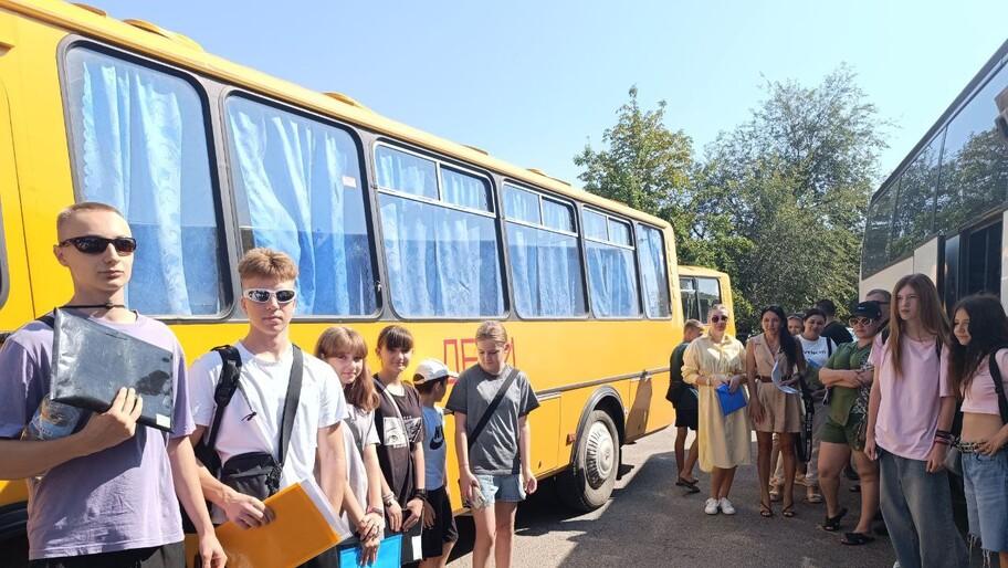 Детские лагеря в Волгоградской области и Адыгее примут ребят из Новой Каховки Школьники из Новой Каховки отправятся на летний отдых в детские лагеря Адыгеи и Волгоградской области. Об этом Херсонскому агентству новостей рассказали в администрации округа. «В военно-спортивный лагерь „Авангард“ Волгоградской области уже подали заявки 5 человек, а в детский оздоровительный лагерь „Лань“ в Адыгейской республике подали заявки 6 человек», — сообщили в администрации. Летний досуг школьников округа дополнят не только поездки, но и культурные, развлекательные, спортивные мероприятия. На лето уже запланированы теннисный турнир, игры футбольных команд и выездные соревнования для кикбоксеров. #Туризм