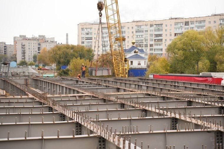 Завершение строительства моста в створе Шевченко — Смычки перенесли на третий квартал следующего года.  Сейчас объект готов на 68%. Всего поставили 432 тонны металлических пролетных строений, из них смонтировано 300 тонн конструкций.  Ранее мы писали, что работы на другой переправе через Свиягу планируют закончить в декабре 2025 года.    Подписаться   Прислать новость