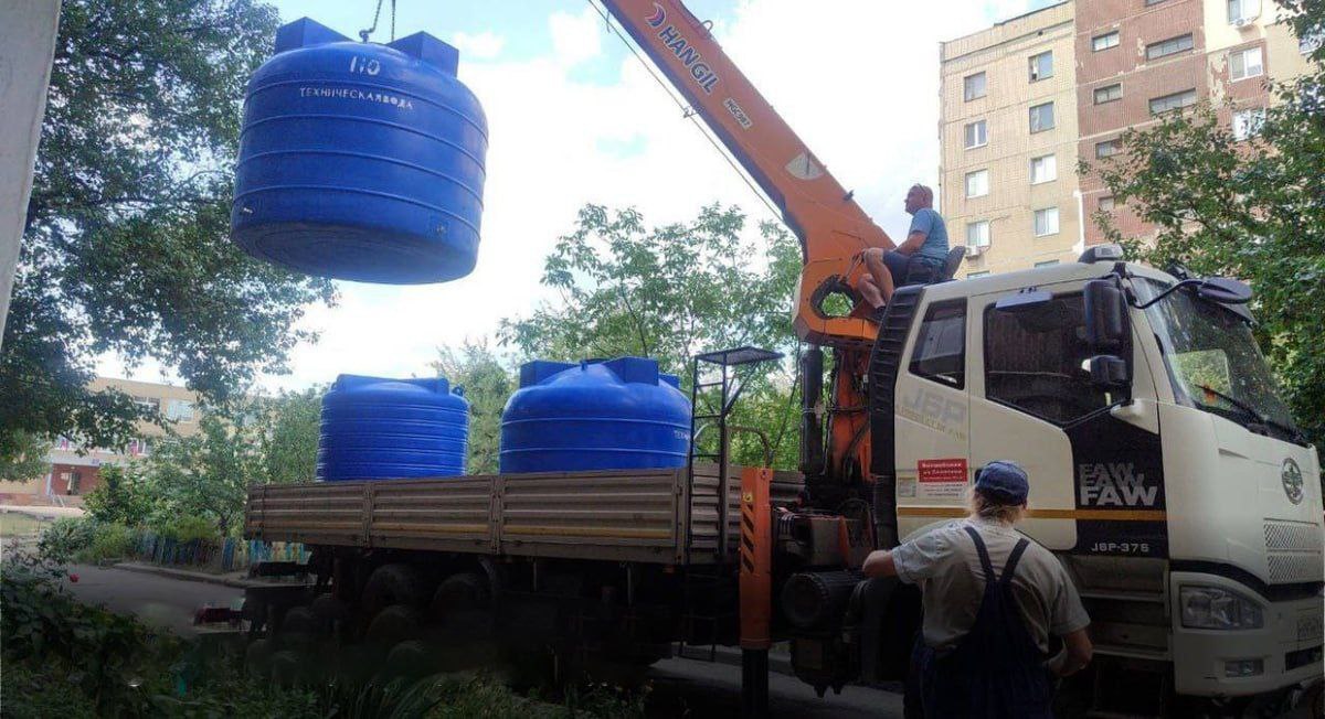 С 11 августа 14 групп специалистов Воды Донбасса проводят рейды для выявления случаев незаконного подключения к системам водоснабжения За это время обследовали более 23 5 тыс квартир и частных домов а также более 4 5 тыс коммерческих объектов Отключили 119 бесхозных домов и 49 незаконных врезок Также ограничено водоснабжение 50 промышленных предприятий в городах Макеевке Горловке Торезе Ясиноватой Шахтерске Енакиево Отключены от сетей 243 автомойки по всей Республике 33 автомойки бесплатно раздают воду из собственных скважин жителям Донецка Макеевки Горловки Енакиево Харцызска Шахтерского и Володарского муниципальных округов Еще 24 автомойки в Иловайске Снежном Дебальцево и других населенных пунктах готовят площадки и вскоре также начнут раздавать воду людям В плановом режиме ведем работу по установке емкостей под воду для нужд жителей За минувшие сутки дополнительно разместили еще девять резервуаров В общей сложности по Республике их уже 1425 рассказал Глава ДНР Также продолжается организация мест для раздачи воды в подъездах многоквартирных домов