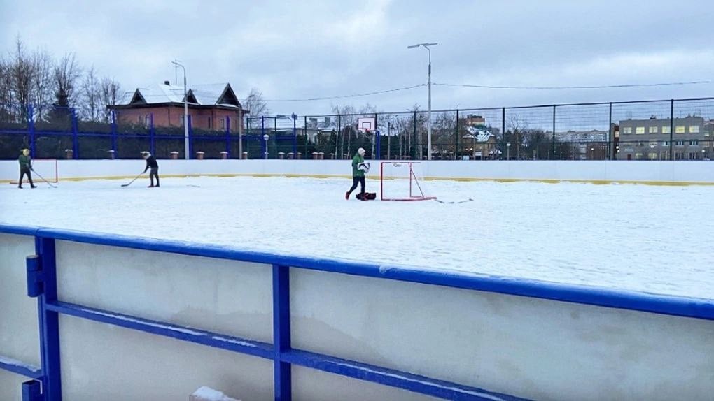 ГородЧе 26 хоккейных коробок зальют в Череповце. У 20 из них сделано асфальтовое основание и современные пластиковые бортики.  Хоккейные коробки расположены в разных районах города:  По 6 площадок появится в Зашекснинском и Индустриальном районах, 11 — в Заречье, 1 — в Северном районе и 1 — в Новых Углах. @