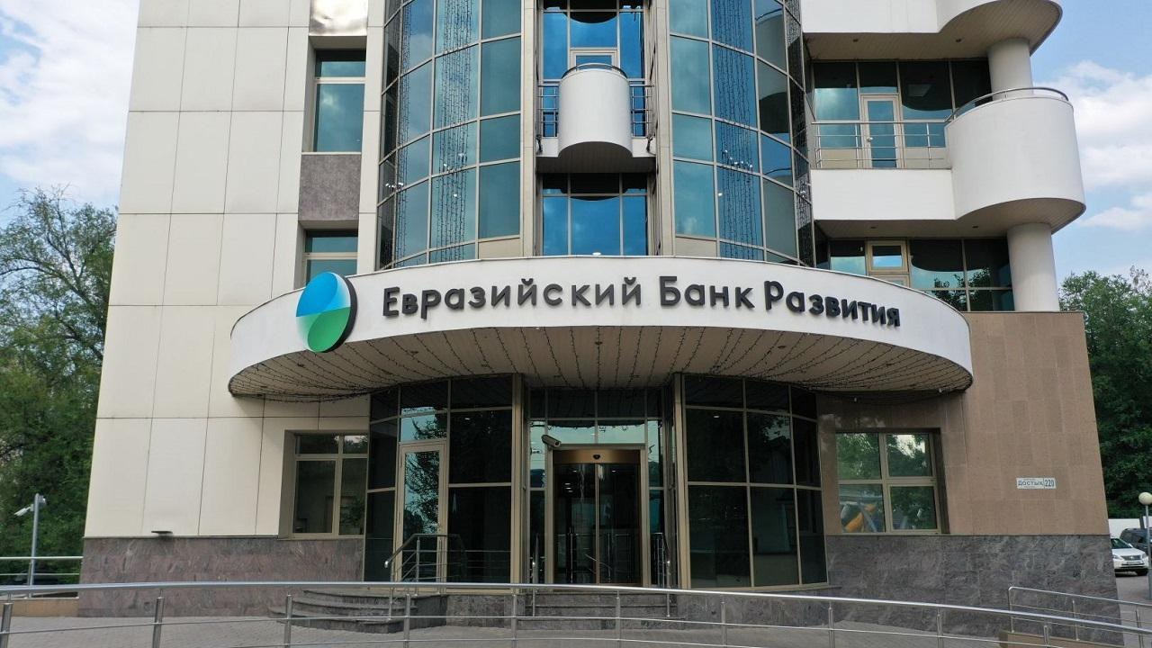 ЕАБР: в Беларуси сохраняется высокий темп роста зарплаты В Беларуси сохраняется высокий темп роста зарплаты. Об этом БЕЛТА сообщает со ссылкой на макрообзор Евразийского банка развития. "Реальная заработная плата в Беларуси выросла на 10,4% в апреле 2025 года после роста на 11,8% в марте. В бюджетном секторе оплата труда в реальном выражении, по нашим оценкам, увеличилась на 11,3%. Ожидается, что опережающие темпы роста заработной платы в этом секторе сохранятся на фоне решений правительства о дальнейшем увеличении надбавок различным категориям работников бюджетной сферы", - говорится в макрообзоре. Во внебюджетном секторе зарплаты продолжают расти в условиях жесткого рынка труда. Несмотря на увеличение численности занятых на 0,2% в апреле, количество вакансий также демонстрирует рост. #Разговоры_на_кухне