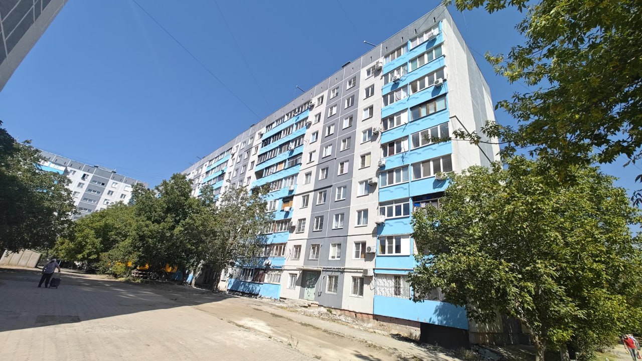 Московская область завершила ремонтно-восстановительные работы в трех многоквартирных домах в Мариуполе Строителями полностью восстановили разрушенные конструкции, заменили инженерные системы, отремонтировали кровли, фасады и помещения общего пользования, установили новые окна и двери в домах Орджоникидзевского района. Сейчас проходит финальный этап приемки выполненных работ.