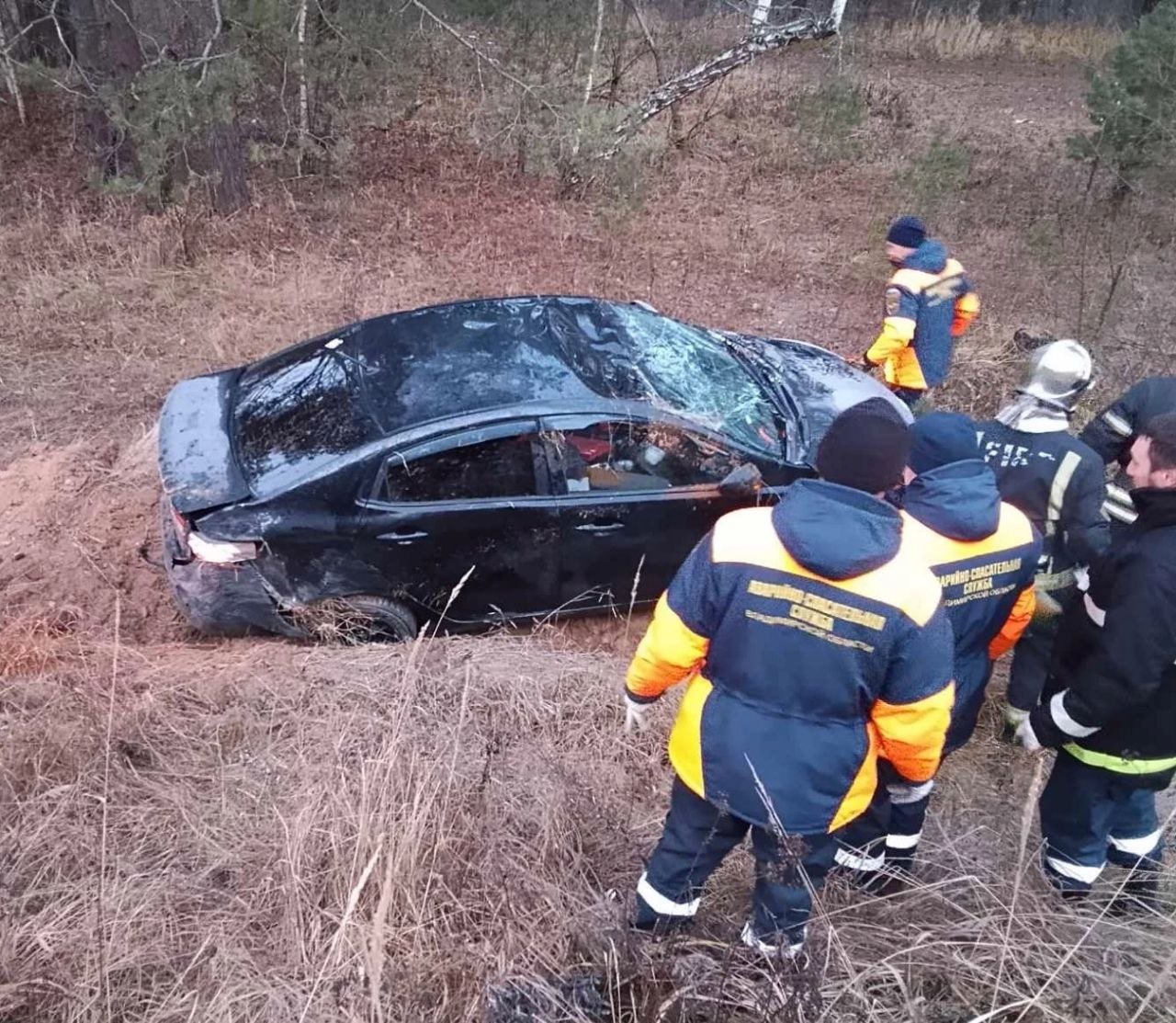 Легковушка утром слетела с трассы под Владимиром   Автомобиль Kia Rio съехал в кювет и перевернулся. Это произошло на дороге Владимир — Радужный около коттеджного посёлка Зелёный Мир.Спасатели поставили машину на колёса и отключили АКБ.  Девушка-водитель не пострадала.