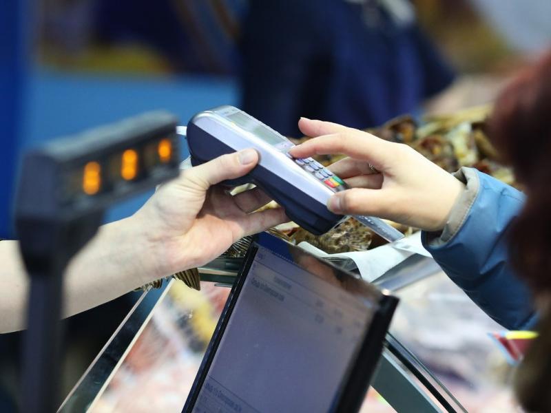 С 1 августа все предприниматели новых регионов обязаны применять онлайн-кассы  Завершился переход на онлайн-кассы в новых регионах    С 1 августа все предприниматели на территории новых субъектов обязаны применять ККТ.   Для удобства и комфортной адаптации бизнеса переход был поэтапным с 1 февраля 2025 года:     Первыми к проекту присоединились налогоплательщики на ОСНО    Далее организации на УСН и ЕСХН с работниками, ИП с работниками и иные категории бизнеса     Последние – ИП на ЕСХН, а также на патенте без работников    За неприменение ККТ и невыдачу кассового чека налогоплательщики новых регионов будут привлекаться к ответственности на общих основаниях с 1 августа.    Подробную информацию о ККТ смотрите здесь.