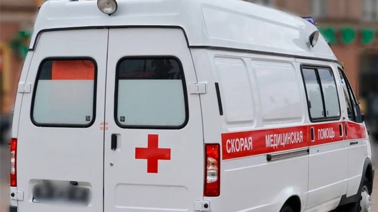 2-летний малыш погиб под колесами такси в Краснодарском крае  Сегодня в хуторе Северин на ул. Дзержинского Тбилисского района произошло трагическое ДТП в котором погиб двухлетний ребёнок   По предварительным данным, когда 21-летняя мать расплачивались с водителем такси, её сын оказался впереди автомобиля вне зоны видимости водителя. При отъезде 36-летний таксист не заметил ребёнка и совершил наезд. Мальчика доставили в больницу, где он от полученных травм скончался.    свои фото, видео и истории присылайте нашему боту     Краснодар Телетайп  Подписаться