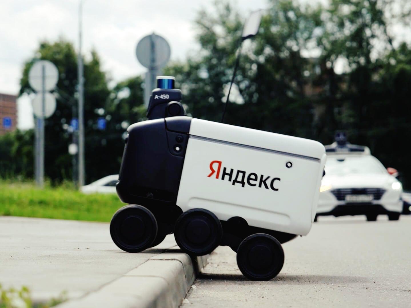 Московские полицейские выписали штраф роботу доставщику Яндекса на 300 тысяч рублей за создание помех пешеходам но суд его отменил По версии ГИБДД 7 марта 2025 года робот доставщик создавал умышленную помеху в дорожном движении вследствие чего пешеходы были вынуждены двигаться по проезжей части Полицейские посчитали что это нарушение ст 12 33 КоАП которая предусматривает штраф для юрлиц в размере 300 тыс рублей Дело отправилось на рассмотрение в суд Защита Яндекса заявила что в действиях роботов доставщиков не было и не могло быть умысла Суд встал на сторону компании и отменил штраф   www iphones ru 1358996 новости iphonesru