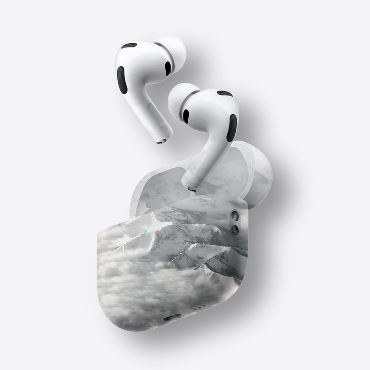 Найден самый ужасный дефект AirPods Pro 3 У наушников лётная болезнь Автор популярного блога BasicAppleGuy поделился необычным опытом с новыми AirPods Pro 3 Он выявил лётную болезнь у флагманских наушников Apple они начинают громко свистеть во время перелётов По словам блогера на высоте около 12 км один из наушников начал издавать пронзительный свист будто активное шумоподавление сошло с ума Причём на земле всё работало безупречно отличное шумоподавление удобная посадка и премиальное звучание Но стоило взлететь как левый наушник начал буквально кричать в ухо превращая полёт в испытание Блогер отметил что перед перелётом протестировал устройство и даже проверил посадку с помощью фирменного теста Apple всё было идеально Но на высоте давление видимо сыграло злую шутку уплотнитель ослаб из за чего система шумоподавления начала вести себя странно Каждый раз когда он пытался поправить наушник звук становился только хуже Проблема повторилась и при повторном перелёте даже после замены амбушюр на меньшие размеры Позже автор обнаружил что не один столкнулся с этой странностью На Reddit есть целая ветка с обсуждением аналогичной проблемы Пользователи описывают свист вибрацию и скрежет возникающие именно в самолётах У всех общее только одно левый наушник и включённое активное шумоподавление сводят AirPods Pro с ума Apple пока не прокомментировала ситуацию и не признала наличие дефекта Всем кто собирается брать их в полёт лучше подыскать другие наушники iguides