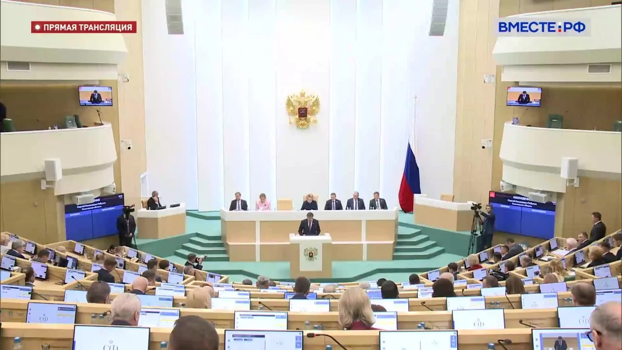 За нарушения в обороте метанола и метанолсодержащих жидкостей будут грозить крупные штрафы вплоть до оборотных и конфискация продукции Соответствующий закон одобрил Совет Федерации За легальный оборот с нарушением требований должностным лицам грозит штраф 30 50 тысяч рублей юридическим 100 150 тысяч рублей При повторном нарушении суммы вырастут до 50 70 тысяч и 150 200 тысяч рублей соответственно Оба случая предусматривают конфискацию сырья и оборудования Самое суровое наказание за нелегальный оборот метанола должностные лица заплатят от 500 тысяч до 1 миллиона рублей или получат дисквалификацию на 2 3 года Юридическим лицам грозит штраф в размере до 1 5 годовой выручки но не менее 3 миллионов рублей либо приостановка деятельности на 60 90 суток Для физических лиц за незаконный оборот метанола предусмотрен штраф 30 50 тысяч рублей с конфискацией Изъятые жидкости будут уничтожать Необходимость ужесточения мер связана с массовыми отравлениями метанолом Подписывайтесь на Вместе РФ в MAX