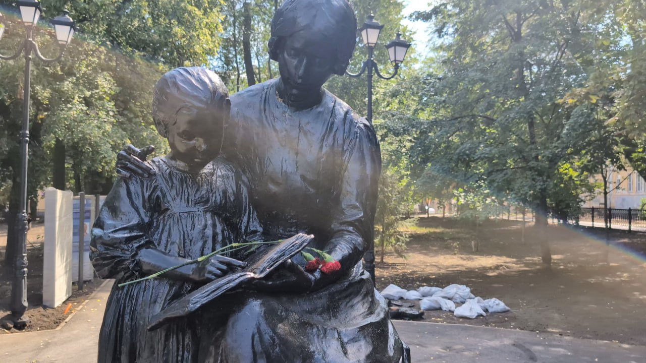 В саратовском сквере отреставрируют памятник Первой учительнице В ходе благоустройства саратовского сквера Первой учительницы отреставрируют находящийся там одноименный памятник У него заменят керамогранитные плиты монумент почистят и покрасят Об этом сообщил сегодня 24 августа в своем Telegram канале мэр города Михаил Исаев В конце июля администрация Волжского района заключила контракт на благоустройство сквера в том числе укладку плитки с ООО Термостроймонтаж Подрядчик при этом приступил к работам еще до заключения контракта обращала внимание Глушь медиа Фирма должна обновить бортовые камни на тротуаре у сквера по улице Соляная выложить слой из щебня уложить покрытие из асфальта заменить люки и горловины колодцев Также в перечень работ входит разбор тротуаров и дорожек из плит бортовых камней и разработка грунта установка тротуарных и дорожных бортовых камней и устройство асфальтобетонного покрытия дорожек Кроме того за 1 2 миллиона рублей в сквере должны установить автополив Еще 5 2 миллиона рублей направят на озеленение По словам Исаева в сквере также поставят новые металлические ограждения и разобьют газон площадью 2 6 тысяч квадратных метров там появятся 600 новых кустарников В ходе ремонта установят 23 скамейки и 19 урн Все работы планируется завершить до 1 октября подчеркнул мэр Заходите на наш сайт это очень помогает редакции glush media news view id 2905