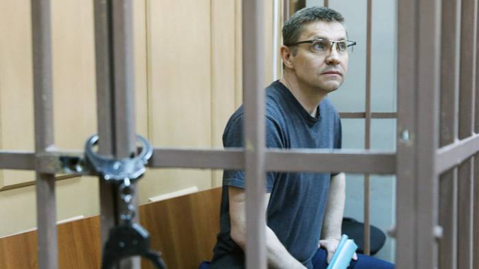 Экс-директору Роснано простили срок, но оставили долг на ₽607 млн Уголовное дело против бывшего управляющего директора по инвестициям «Роснано» Андрея Горькова прекращено — из-за истечения сроков давности. Его обвиняли в злоупотреблении полномочиями, повлекшими ущерб на сотни миллионов. Суд всё же постановил взыскать с Горькова более 607 млн рублей, а снятие ареста с его активов отменено. Компенсацию упущенной выгоды суд платить не обязал.