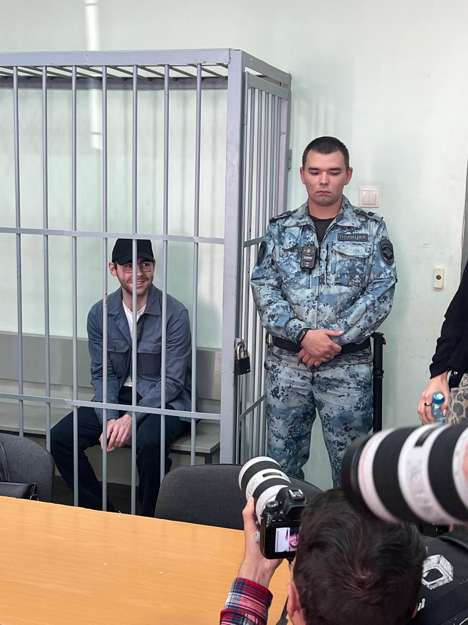 Ленинский райсуд продлил меру пресечения редактору Ura. ru Денису Аллаярову. Он останется под стражей до 4 октября включительно. Напомним, Денису Аллаярову предъявлено обвинение в даче взятки, вину журналист не признает. По данным «Ъ-Урал», редактор якобы передавал деньги бывшему начальнику отдела уголовного розыска ОП №10 по Екатеринбургу Андрею Карпову, который за это предоставлял ему ежедневные оперативные сводки. Экс-полицейский был помещен под домашний арест. Фото: Ленинский районный суд Екатеринбурга Подписывайтесь на «Ъ-Урал»