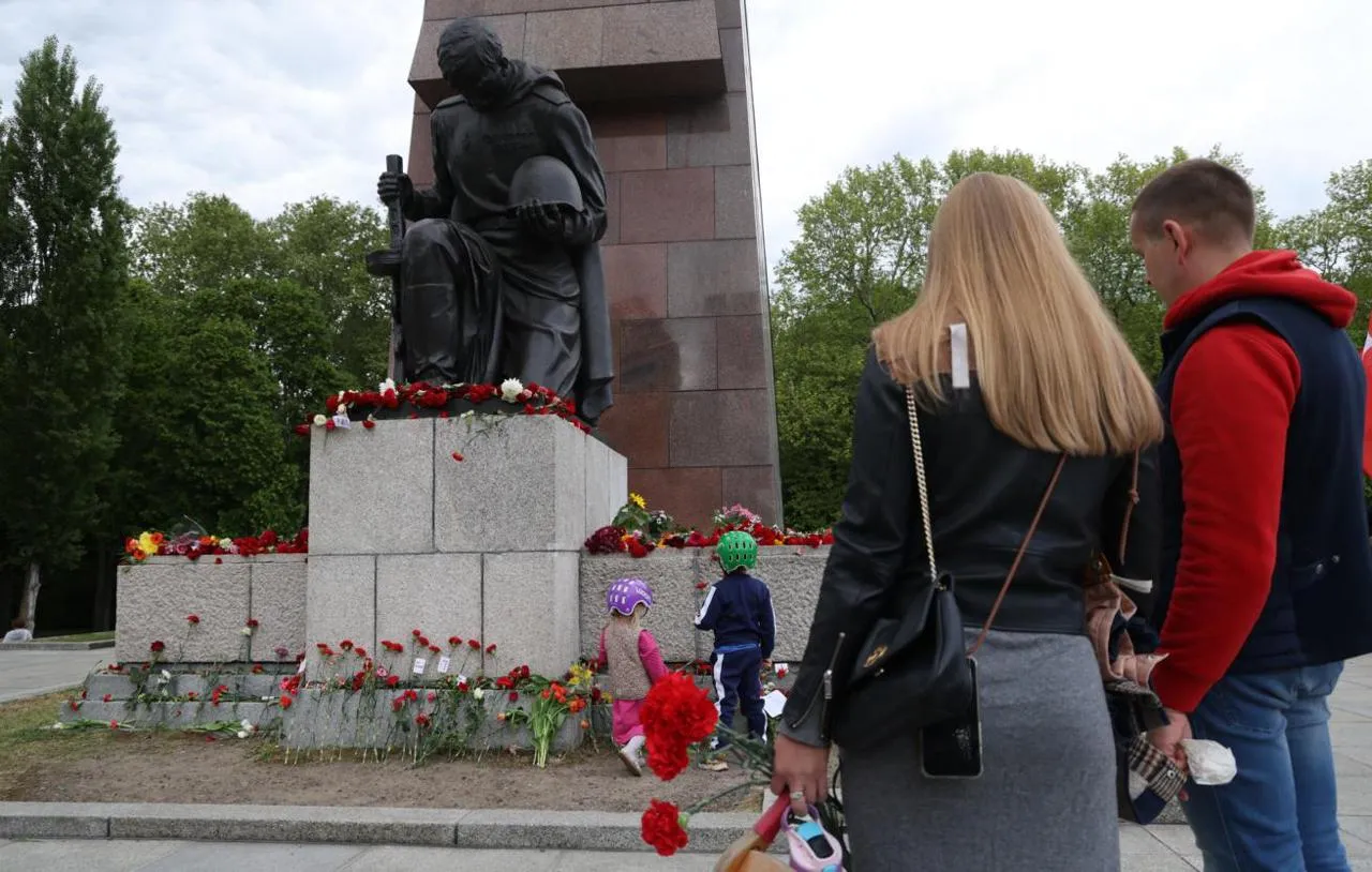 Берлинская полиция вновь введет запреты на советскую символику на мемориалах 8 9 мая утверждает Berliner Morgenpost со ссылкой на представителя правоохранительных органов Кроме того нельзя будет исполнять песни военных лет Исключения сделают для дипломатов и ветеранов Великой Отечественной войны Мы в МАХ