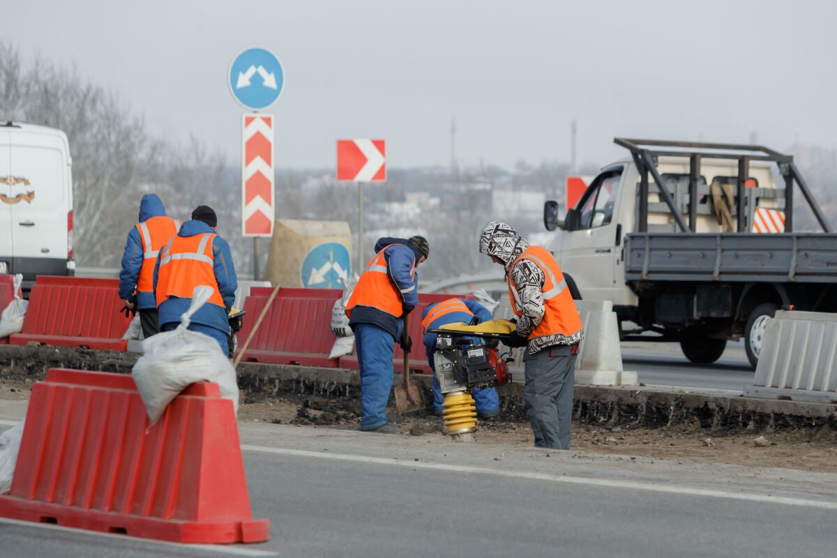 После многолетнего ожидания в поселке Орловском приступят к капитальному ремонту центрального путепровода который соединяет части райцентра разделенные железной дорогой Ключевые детали Стоимость почти 400 млн рублей из областного бюджета Суть работ старую конструкцию которой почти 50 лет полностью демонтируют и построят новую на ее месте Сроки подготовительные работы начнутся уже в этом году Врио губернатора Ростовской области Юрий Слюсарь подчеркнул что от состояния этого моста напрямую зависит безопасность жителей и бесперебойность транспортного сообщения Параллельно в Орловском продолжают ремонтировать и дороги В этом году на капремонт ул Комсомольской Южной и пер Почтового выделили 68 млн руб В перспективе строительство дороги по ул М Горького за 76 млн руб domostroyrf
