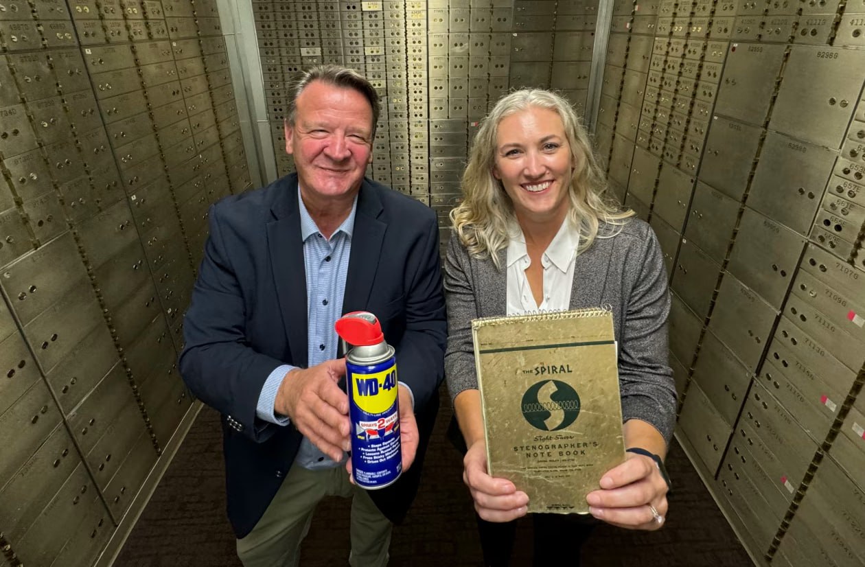 Оригинальная формула WD 40 настолько засекречена что компания даже не подавала заявку на патент а нынешний гендир смог на неё взглянуть только после 30 лет работы Состав легендарной смазки записан от руки в блокноте вместе с 39 неудачными вариантами отсюда название WD 40 и хранится в американском банке Сан Диего 99 сотрудников его никогда не видели и не увидят даже глава отдела разработок с 20 летним стажем работает с зашифрованной копией В итоге за 73 года существования формулы никто так и не смог точно её повторить