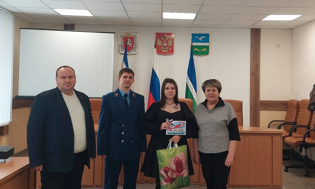 В Первомайском районе прокуратура добилась восстановления прав сирот. Установлено, что трое местных жителей в несовершеннолетнем возрасте остались без попечения родителей, в связи с чем были включены в список лиц, подлежащих обеспечению жилыми помещениями. Вопреки требованиям закона по достижении совершеннолетия жилье они не получили. В связи с этим прокуратура направила в суд исковые заявления об обязании администрации района обеспечить сирот квартирами. Суд удовлетворил требования прокуратуры. В результате вмешательства надзорного ведомства одному из молодых людей выдан жилищный сертификат на приобретение жилья на сумму 4,8 млн рублей, а еще двум заявителям выданы ключи от благоустроенных квартир.