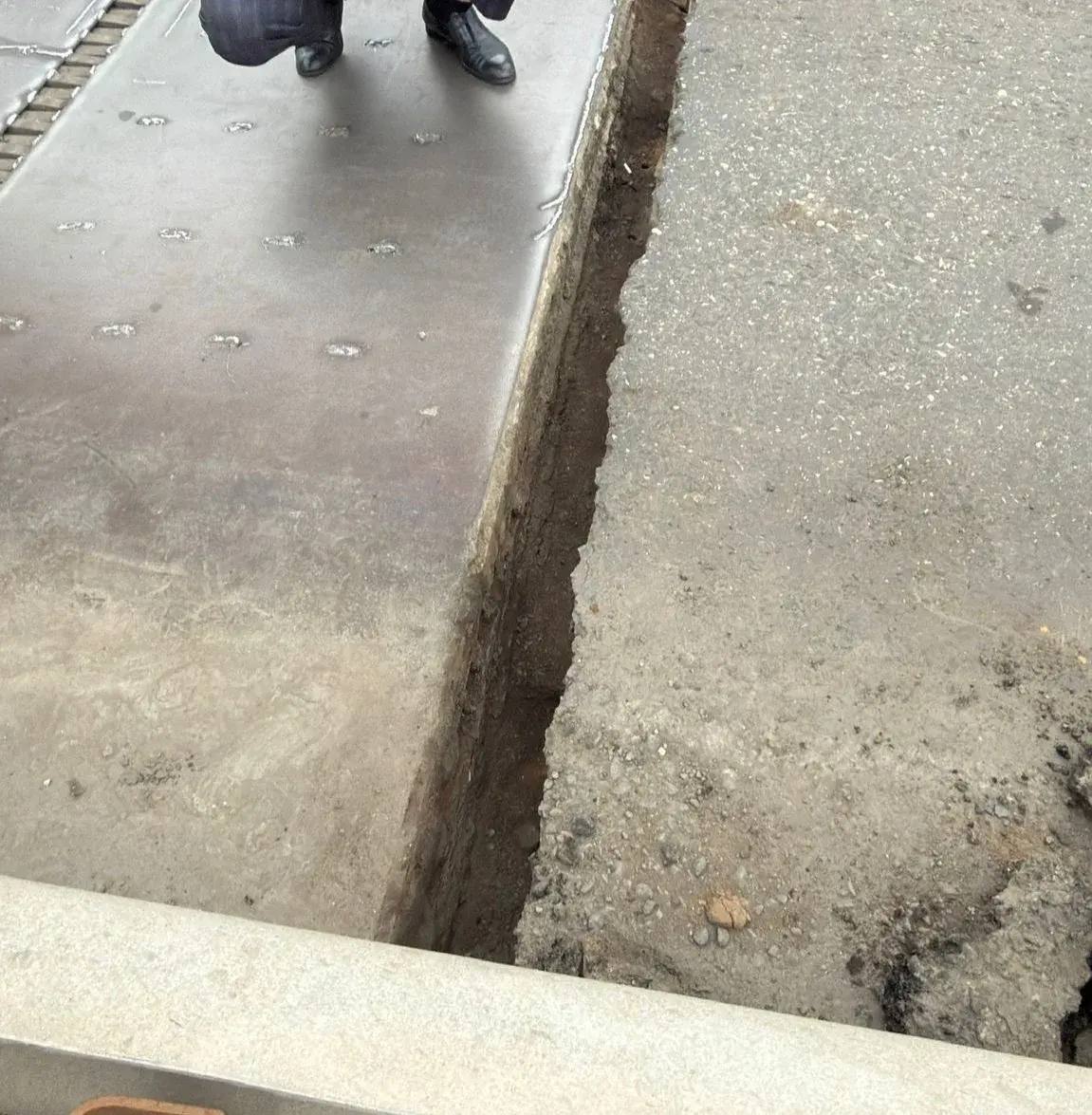 На Старом мосту в Астрахани приостановлено движение Сегодня в результате воздействия динамической нагрузки на Старом мосту через реку Волгу произошла сдвижка двух деформационных швов В связи с этим движение автотранспорта временно остановлено для обеспечения безопасности всех участников дорожного движения сообщает министерство транспорта и дорожной инфраструктуры региона На место направлены специалисты для оценки состояния моста и проведения необходимых ремонтных работ