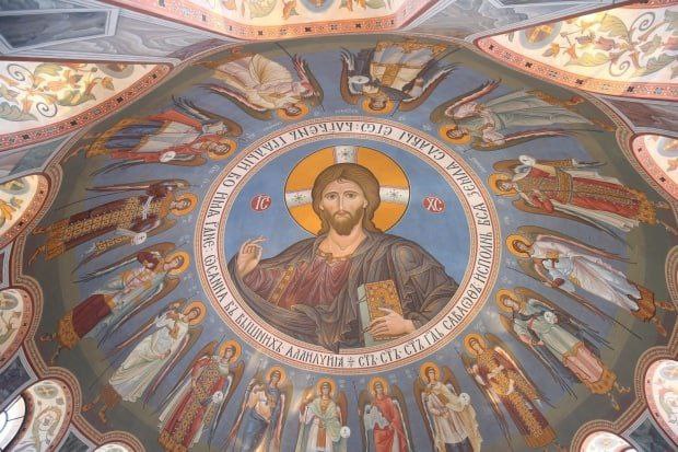 В среду 5 ноября верующие будут отмечать церковный праздник день памяти апостола от 70 Иакова которого также называли братом Господним В народе дата известна как день Якова или Яков Гужник Святого Иакова почитают как первого епископа Иерусалимской церкви Он пользовался большим уважением как у христиан так и у иудеев Около 62 года праведник принял мученическую смерть Его схватили и сбросили с портика храма а затем забили камнями до смерти несмотря на его молитву за мучителей Сейчас верующие молятся апостолу Иакову чтобы получить укрепление в собственной вере На Руси в этот день обычно устраивали пчелиные игры Люди подражали жужжанию трудолюбивых насекомых и ели мед Говорили что чем больше меда съест хозяин дома и чем громче он будет жужжать тем больше меда получится собрать летом К этому дню крестьяне старались закончить заготовку дров на зиму Существовало поверье что если успеть сделать это вовремя то в доме всегда будет тепло Яков считался покровителем любой мужской работы в этот день делали гужи из сыромятной кожи проверяли конскую сбрую Также существовал обычай закармливать землю разламывали вчерашний пирог оставшийся от праздника Казанской иконы Божией Матери и раскидывали куски по ниве подкармливая птиц Верили что пернатые своим чириканьем могут успокоить землю и упросить ее дать хороший урожай на будущий год