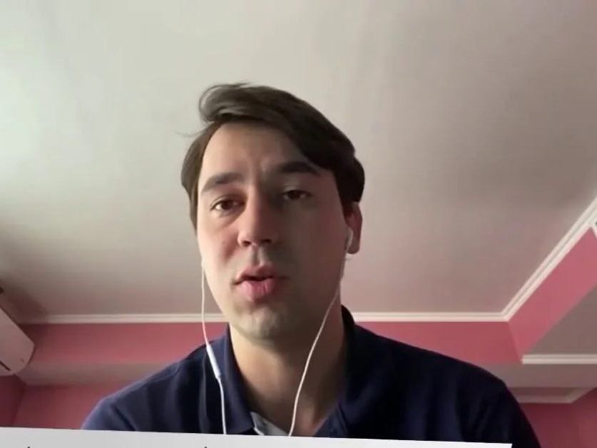 СК возбудил дело против журналиста Александра Атасунцева Следственный комитет завёл уголовное дело против журналиста Александра Атасунцева. Его обвиняют в незаконном получении и разглашении налоговой тайны — по версии следствия, он передал данные о таможенном оформлении товаров «неопределённому кругу лиц». По данным «Осторожно, новости», 7 июля следствие просило арестовать Атасунцева, но дело прекратили. Расследование связано с публикацией «Вёрстки» о поставках санкционных товаров в Россию. Атасунцев ранее работал в РБК, затем сотрудничал с «Медузой», «Важными историями», The Insider и другими медиа, признанными в РФ «нежелательными» или иноагентами Подписаться Прислать новость