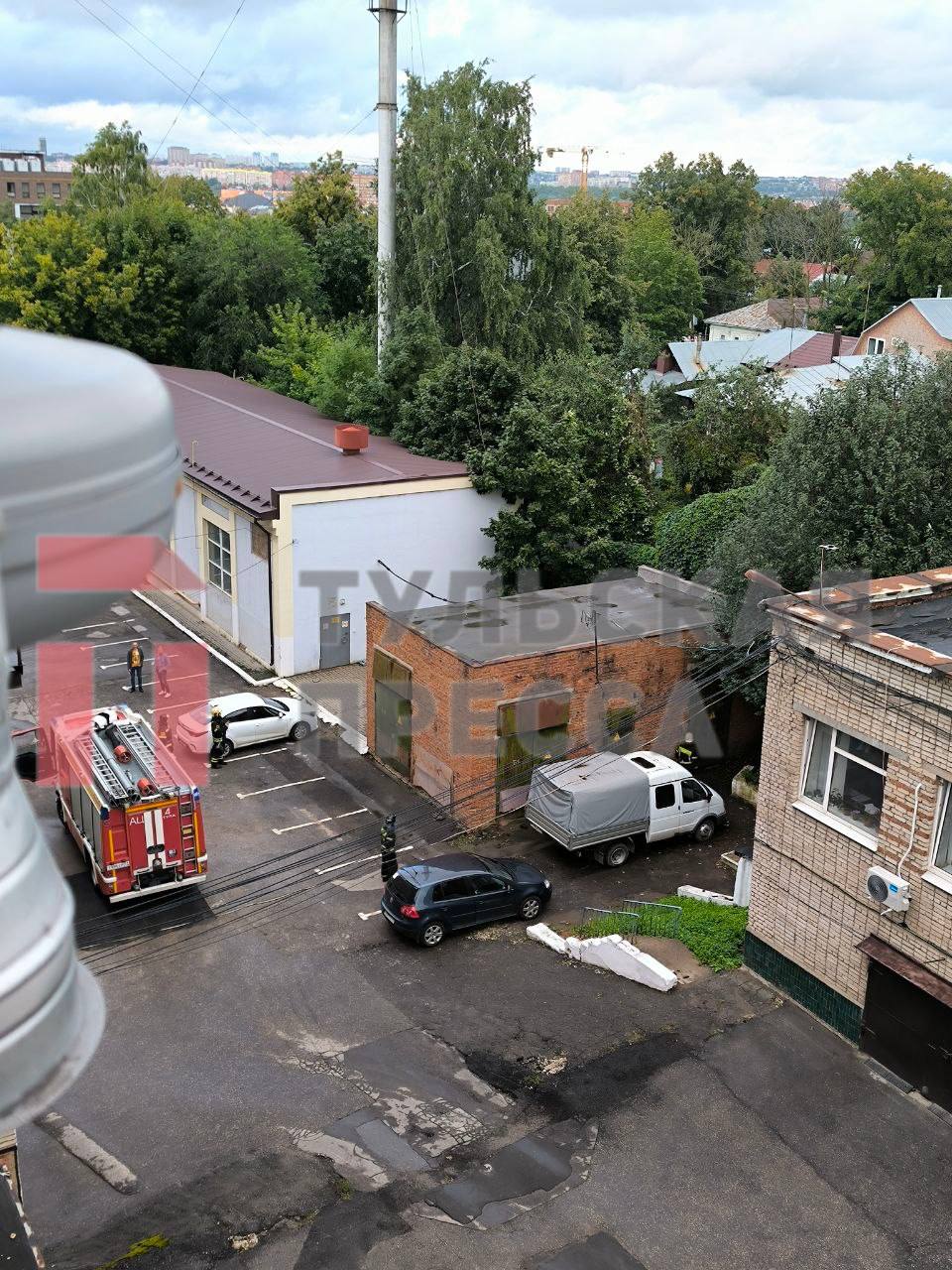 Туляки сообщают о проблемах с подстанцией в центре города что произошло Читатели Тульской Прессы поделились что на улице Тургеневской в районе электрической подстанции сначала раздался странный звук похожий на скрип а затем в домах погас свет Был замечен черный дым а затем на место происшествия прибыли пожарные Как рассказали в региональном МЧС расчеты приезжали на сообщение о возгорании мусора в этом районе К 20 45 электричество было восстановлено