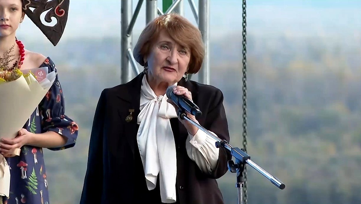 Президент отметил заслуги председателя Алтайского краевого регионального отделения Союза женщин России Ордена Почета удостоена отличник народного просвещения кандидат социологических наук Надежда Степановна Ремнева Указ о награждении 10 декабря подписал Владимир Путин Надежда Степановна координатор женского движения в Сибирском федеральном округе более десяти лет Стоит у истоков создания регионального отделения Союза женщин России Муниципальные советы женщин под ее руководством принимают участие во всех патриотических акциях объявленных в стране по линии Союза а также инициируют региональные и муниципальные мероприятия С 2022 года региональное отделение Союза женщин страны направило более 20 гуманитарных конвоев для военнослужащих принимающих участие в СВО а также для жителей Славяносербского района ЛНР Отметим в 2020 году за высокий профессионализм большой личный вклад в защиту прав и свобод человека Ремневой присвоили звание Почетный гражданин Алтайского края