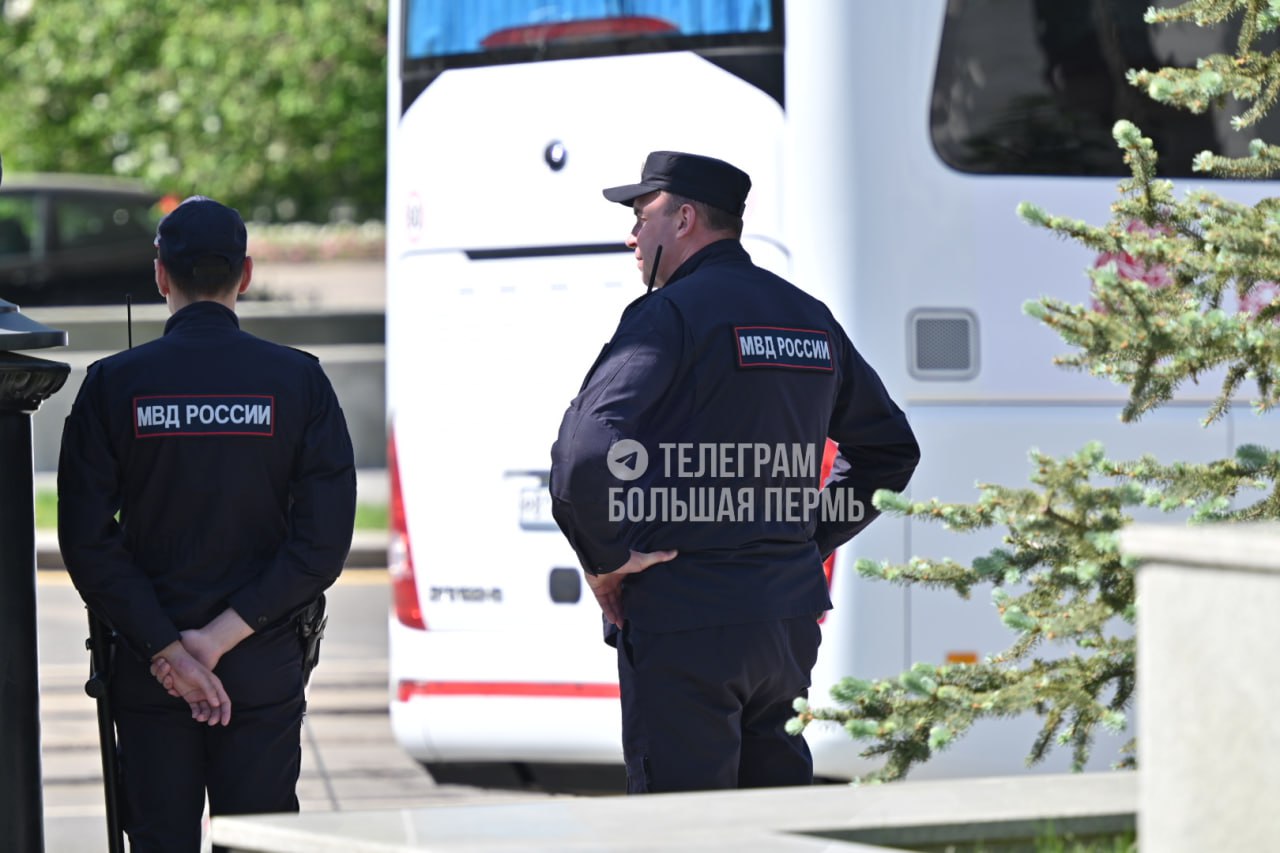 Кортеж с Лавровым подъехал к Культурно-деловому центру Обстановка в центре города: сотрудники полиции дежурят у здания, участники форума уже прибыли на мероприятие. Сегодня на форуме выступит глава МИД России Сергей Лавров, а также председатель генсовета ЕР Владимир Якушев и сенатор СФ от Пермского края Андрей Климов. Подписаться Дать «буст»