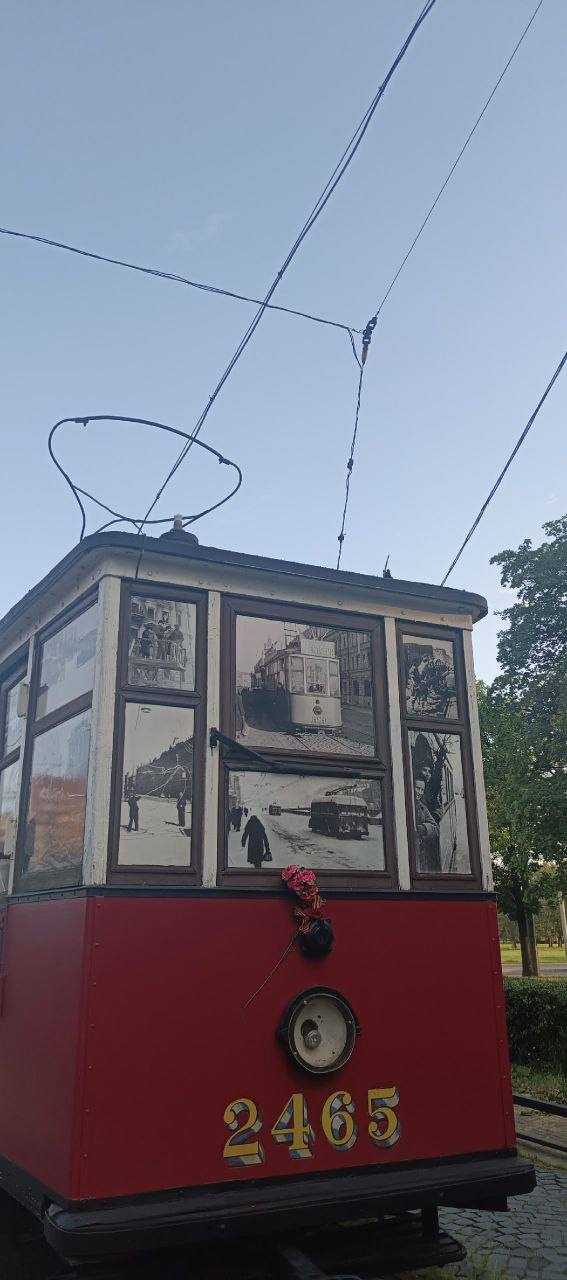 Вандалы осквернили памятник Блокадному трамваю в Автово Неизвестные повредили один из самых трогательных символов военного Ленинграда — памятник Блокадному трамваю. С монумента сорвали табличку, испорчены и другие элементы конструкции. Следственный комитет уже возбудил уголовное дело, идёт розыск причастных. Памятник был установлен в 2015 году как напоминание о том, как в разгар блокады — в условиях холода, голода и бомбёжек — в город снова пошёл трамвай. Его запуск стал символом жизни, надежды и стойкости жителей Ленинграда. Флэш Питер - подписаться