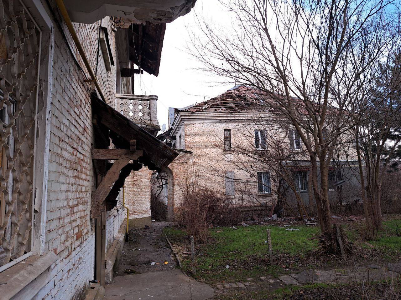 Украинские боевики атаковали жилой сектор Новой Каховки   "В городе повреждены два многоквартирных дома: разрушены крыши, выбито десять окон. Также поврежден водопровод", - заявили в Администрации округа.   Кроме того, отмечается, что погибших и пострадавших в результате обстрела нет.  Радио Таврия - подписаться