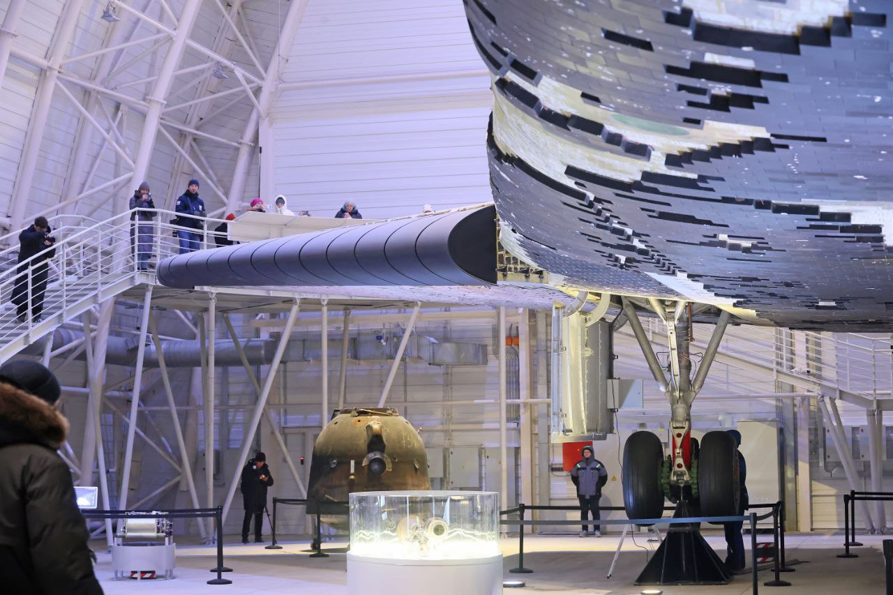 В Верхней Пышме открылся новый павильон Музейного комплекса где главным экспонатом стал многоразовый орбитальный корабль Буран Летательный аппарат поражает своими размерами его длина почти 40 метров вес свыше 50 тонн Он должен был стать третьим кораблем этого типа в космосе но его не успели доделать из за закрытия программы Энергия Буран В 2024 году единственный в стране экспонат доставили на Урал Специально для Бурана в Верхней Пышме построили здание которое защищает легенду от суровой погоды и начали работы по реставрации Сейчас одна из уникальных разработок советской эпохи доступна жителям и туристам Свердловской области Прекрасный подарок в год 65 летия первого полёта человека в космос