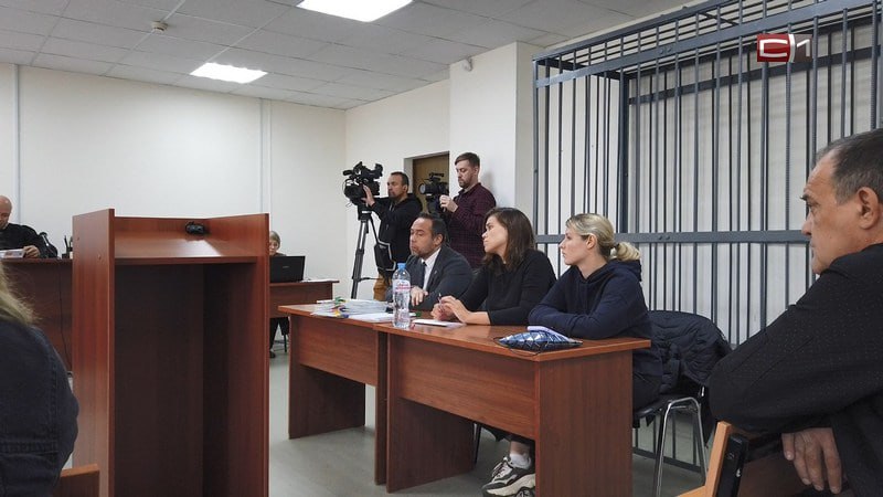 Виновны: девушкам из пилотажной группы «Барсы» вынесли приговор  Анастасии Барсовой суд назначил наказание в виде 2 лет лишения свободы условно и штраф в размере 80 тысяч рублей, а также запретил занимать определенные должности. А Снежане Игнатенко — 2,1 года лишения свободы условно и штраф в размере 100 тысяч рублей, также её лишили  права заниматься летной деятельностью на 2,6 года.    Напомним, их обвиняли в «Оказании услуг, не отвечающих требованиям безопасности, совершенном группой лиц по предварительному сговору» — иск подала сургутянка после одного из полётов. Эта девушка умерла за несколько месяцев до вынесения приговора и по ряду представленных стороной защиты данных могла быть связана с транспортной прокуратурой.   Адвокат настаивал на полной невиновности девушек и представил факты, подтверждающие это: заключение эксперта о безопасности полета, идентичность подписи пострадавшей и того, кто принял заявление в транспортной прокуратуре, и то, что деньги на полет девушка получила не от мужа, как ранее заявляла, а от должностного лица.  Мы с данным приговором не согласны, считаем его незаконным, и в установленные законом сроки будет подана апелляционная жалоба в суд Ханты-Мансийского округа,  — сообщил адвокат "Барсов" Константин Бикташев.    Подписаться   Прислать новость