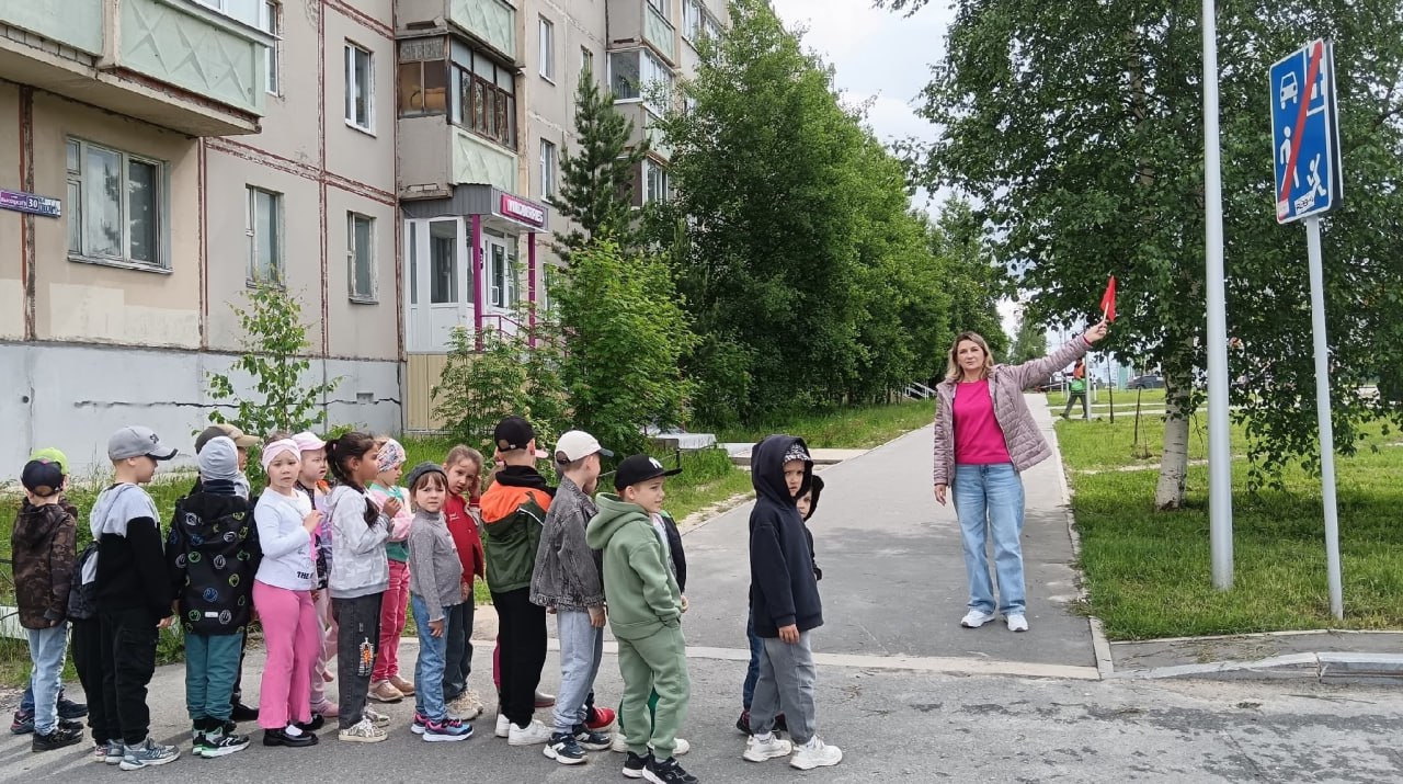  В Ноябрьске состоялась пешеходная экскурсия «Мой безопасный путь». Участники экскурсии изучили ключевые правила дорожной безопасности: внимательность на дороге, меры предосторожности при обходе припаркованного транспорта и строгое использование пешеходных переходов. Отдельно были рассмотрены правила безопасного пересечения проезжей части на велосипеде. Подобные занятия позволяют детям не только усваивать теоретическую информацию, но и применять её на практике, формируя правильную модель поведения на дороге. #мвдроссии #полиция #гибддянао #гибдд #янао #ноябрьск