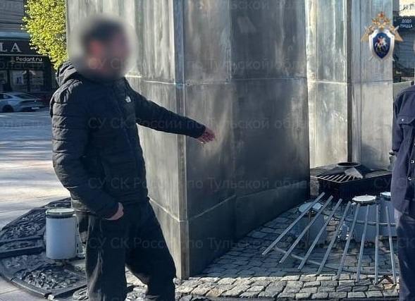 В Туле пьяный иностранец справил нужду в Вечный огонь на «Трех штыках» При задержании он попытался оправдать своё поведение отсутствием времени на поиски уборной. На приезжего завели уголовное дело по статье о реабилитация нацизма. В ближайшее время мужчине будет предъявлено обвинение.