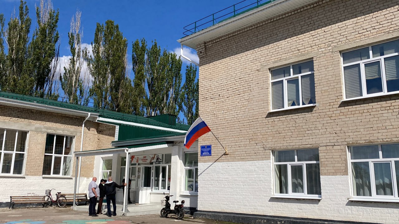 В селе Красное Скадовского округа впервые с 80 х годов капитально ремонтируют детский сад который до закрытия посещали более 40 детей Работы идут по Народной программе Единой России их контролирует губернатор Владимир Сальдо Активисты также проверили состояние местной школы и новый фельдшерско акушерский пункт Таким образом социальную инфраструктуру в селе обновляют комплексно основываясь на запросах жителей