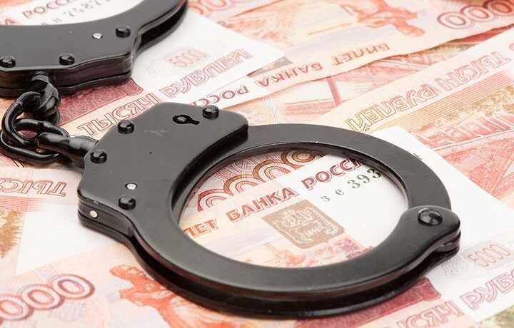 Адвокат-мошенник и схема на десятки миллионов в Белгородской области: наследственное жилье превратили в товар В Белгородской области раскрыта дерзкая схема мошенничества с наследственным жильем, которая поставила под удар региональный бюджет на сумму свыше 10 миллионов рублей. Главный герой этой истории — адвокат, который с 2020 по 2022 год создал преступную группу, специализировавшуюся на хищении квартир. Суть аферы — поиск умерших без наследников жителей Старооскольского округа. На их имя преступники подделывали документы, используя подставных лиц, которые фиктивно подтверждали родственные связи с покойными. Таким образом квартиры оформлялись на мошенников, а потом продавались. Вырученные деньги делили между собой, не оставляя шансов на справедливость законным наследникам. Возбуждено уголовное дело по статье о мошенничестве в особо крупном размере, и адвокату грозит до десяти лет тюрьмы. Но этот случай — не единичный. На фоне этого разгорается еще одна громкая история — в июле 2025 года бывший замглавы МЧС Павел Барышев был осужден за подделку документов и незаконное получение трехкомнатной квартиры в Подмосковье. Обе истории — симптом системной проблемы с коррупцией и безнаказанностью в сфере недвижимости. Пока чиновники и «правоохранители» формально борются с преступлениями, аферисты продолжают наживаться на уязвимых категориях населения и пустующих квартирах. Это позор для всей системы, требующий жестких мер и прозрачного контроля. Общество должно знать своих «героев», а власти — перестать закрывать глаза на такие вопиющие случаи и наконец начать реальную борьбу с мошенниками, ворующими у людей жилье и миллионы из бюджета. Источник: Тайны Кремля