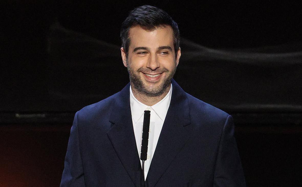 Путин отказался реабилитировать Ивана Урганта даже по просьбе видных россиян Владимир Путин отказался возвращать телеведущего Ивана Урганта в публичное пространство несмотря на просьбы известных россиян пишет The New York Times По данным источников издания к президенту напрямую обращались с предложением реабилитировать Урганта исчезнувшего с федерального ТВ после антивоенного поста в феврале 2022 года Источники утверждают что Путин реагировал на такие просьбы резко и ссылался на информацию о нелояльности Урганта полученную от спецслужб которые готовят досье на деятелей культуры В стране где лояльность измеряется молчанием даже молчание может быть недостаточно молчаливым Отдельная ирония в слове реабилитировать как будто Ургант не телеведущий а осуждённый по тяжёлой статье Впрочем в логике системы всё сходится