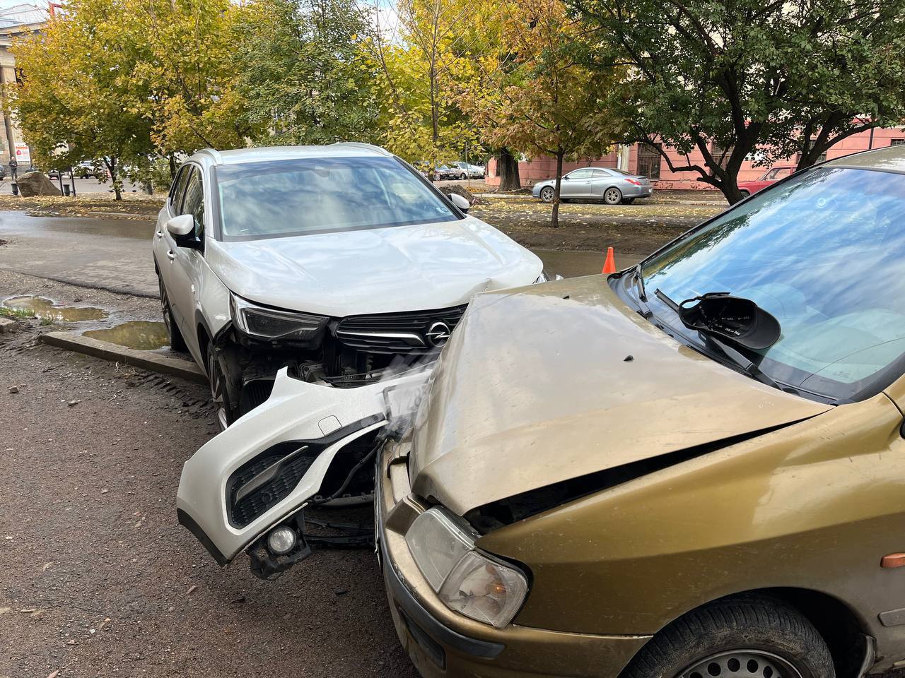 Сегодня в Луганске произошло ДТП с участием 6 автомобилей. Об этом сообщили в УГИБДД МВД по ЛНР.  21 октября около 9:15 в г. Луганск водитель автомобиля Mitsubishi Space Star, находясь в состоянии алкогольного опьянения, двигаясь по ул. Даля со стороны ул. Шеремета в направлении ул. Пушкина, не выбрал безопасную скорость движения, не выдержал безопасную дистанцию до впереди движущегося транспортного средства, в результате чего совершил столкновение с автомобилем Volkswagen Passat.  В результате столкновения водитель автомобиля Volkswagen не справился с управлением и совершил наезд на 3 стоящих транспортных средства  Mitsubishi Pajero Sport, Skoda Octavia, Hyundai Elantra .  Водитель автомобиля Mitsubishi Space Star выехал за пределы проезжей части, пересёк разделительную полосу и на обочине встречной полосы совершил наезд на стоящий автомобиль Opel Grandland X.  Автомобили получили механические повреждения. Пострадавших нет.   По факту дорожной аварии проводится проверка.