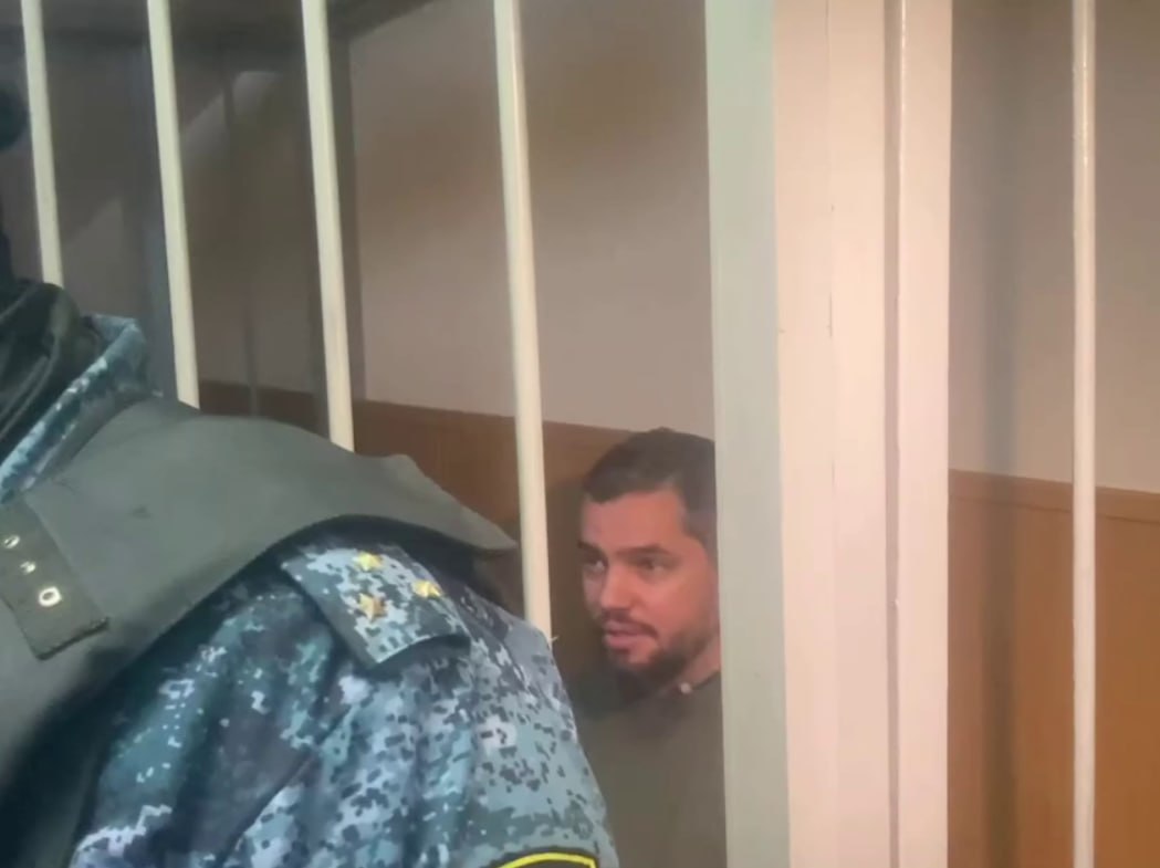 «Почему Крокус, а не Кремль?»: петербургского дизайнера Николая Конашенка оштрафовали на 600 тысяч рублей за посты про теракт в «Крокус Сити Холле» Первый Западный окружной военный суд Петербурга оштрафовал декоратора Николая Конашенка на 600 тысяч рублей по статье об оправдании терроризма ст. 205.2 УК РФ за два поста в соцсетях о теракте в «Крокус Сити Холле», сообщила «Ротонда». Также Конашенку запретили администрировать интернет-страницы в течение двух лет. Процесс шёл в закрытом режиме по просьбе защитников Конашенка. По их словам, на заседаниях озвучивали адреса и телефоны семьи Конашенка — он сам и его супруга боялись этого из-за поступавших им угроз. Закрыть процесс согласилась сторона обвинения. Конашенок — известный яхтсмен и декоратор, его супруга Роксана Шатуновская ранее управляла «Новой Голландией» некоммерческая организация в течении 13 лет, но уволилась после задержания супруга. Внимание к его комментариям привлекли Z-патриотические телеграм-каналы и депутат Госдумы Виталий Милонов. Конашенка задержали в аэропорту при попытке вылететь в Ереван. #петербург Подписаться Помочь RusNews