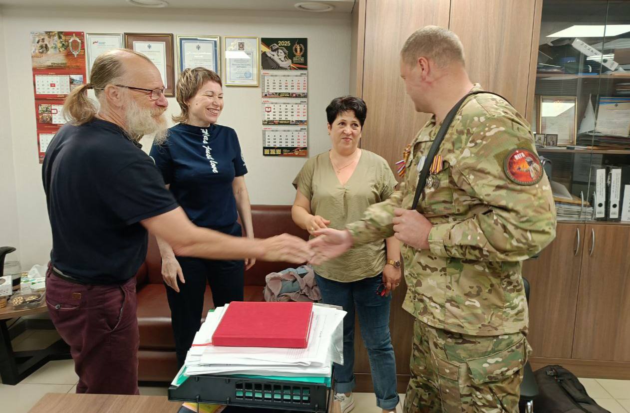Новосибирский КСВО запускает проект «Семьи героев. Память и уважение» В штабе Комитета семей воинов Отечества Новосибирской области прошла встреча рабочей группы, посвящённая старту нового просветительского проекта. Это не просто инициатива — это важный шаг к сохранению памяти, укреплению семейной поддержки и формированию устойчивого сообщества вокруг правды о подвиге бойцов. На встрече обсудили ключевые направления проекта: развитие групп взаимопомощи для семей погибших бойцов, продолжение фотопроекта «Лица героев» и запуск новой серии «История в лицах», в которой через фотографии и рассказы будет сохраняться история современного героизма. Особое внимание уделяется урокам о важном и организации живых встреч с героями — участниками СВО. Проект также включает обучение специалистов, работающих с семьями защитников. Задача — не просто дать знания, а сформировать культуру бережного общения, предотвратить выгорание, помочь специалистам сохранять эмпатию и деликатность в непростых ситуациях, — рассказали в Комитете. К работе подключатся эксперты федерального уровня, в том числе духовный наставник КСВО монах Киприан и психотерапевт Игорь Лях. Вместе с Комитетом #КСВОзабота