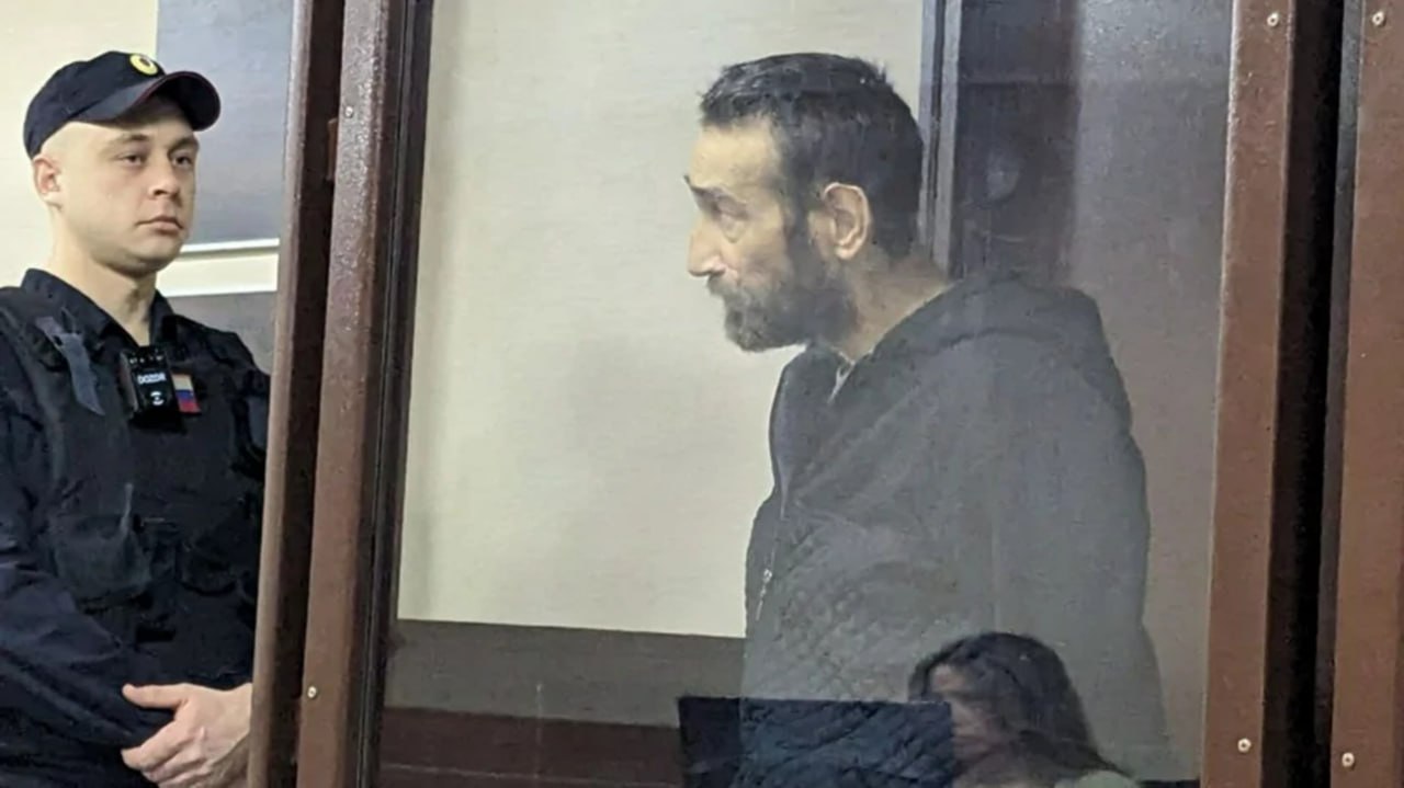 Барнаульского беглеца стрелявшего по силовикам при задержании будут судить в Чите В Алтайском крае завершено расследование уголовного дела в отношении 53 летнего жителя Барнаула Александра Перелыгина который в конце 2024 года совершил два тяжких преступления пытаясь уклониться от принудительных работ сообщает региональный СК В ходе предварительного следствия собраны достаточные доказательства в связи с чем уголовное дело с утвержденным прокурором обвинительным заключением направлено в суд для рассмотрения по существу рассказали в ведомстве Как уточняет краевая прокуратура уголовное дело направлено во 2 й Восточный окружной военный суд расположенный в Чите столице Забайкальского края Перелыгин обвиняется в совершении преступлений по статьям Захват заложника и Посягательство на жизнь сотрудников правоохранительного органа Фото amic ru Подписаться на amic ru   Мы в Max