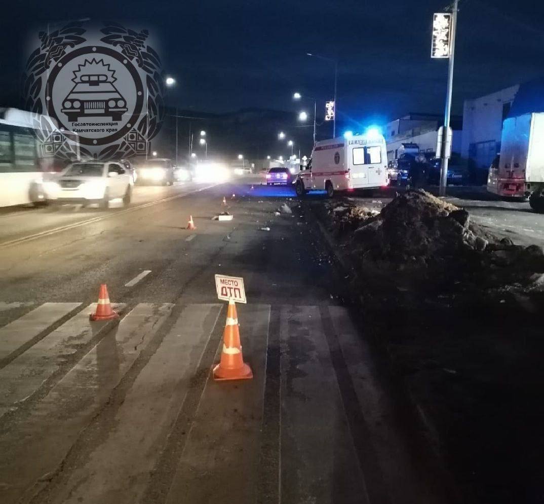 Условный срок отменили виновницу смертельного ДТП отправят в колонию поселение Как ранее сообщало ДПС Камчатка в декабре 2024 года женщина перестраиваясь в правый ряд не справилась с управлением и сбила 26 летнюю пешеходку прямо на зебре Девушка позже скончалась в больнице от травм В июле 2025 года Петропавловск Камчатский городской суд вынес приговор 27 летней местной жительнице признанной виновной в нарушении ПДД повлёкшем гибель человека ч 3 ст 264 УК РФ Суд первой инстанции назначил виновнице 2 года условно и запретил садиться за руль на 3 года Однако прокурор сочёл наказание слишком мягким и обжаловал приговор Камчатский краевой суд поддержал его позицию условное осуждение отменили Теперь осуждённой предстоит отбывать срок в колонии поселении Приговор вступил в законную силу