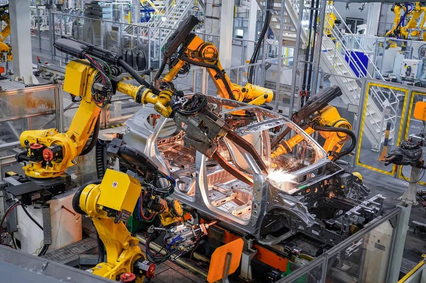 На бывшем российском заводе Volkswagen начали варить кузова автомобилей марки Tenet  «АГР Холдинг», владелец бывшего завода Volkswagen в Калужской области, сообщил о подготовке к запуску серийного производства автомобилей Tenet. Сварочный цех подвергли полной перестройке: всего за три месяца провели монтаж оборудования, настроили его, запустили, отладили, и уже в конце июня был сварен первый кузов. На текущий момент готово 200 предсерийных кузовов.  В цехе сварки используются высокоавтоматизированные комплексы, которые поставили на завод в конце марта. Уровень автоматизации сварочных процессов достигает 90%.   Партнером «АГР Холдинга» по проекту Tenet выступает китайская компания Defetoo. Модели  перелицованные Chery  получат буквенно-цифровые обозначения с использованием буквы Т.