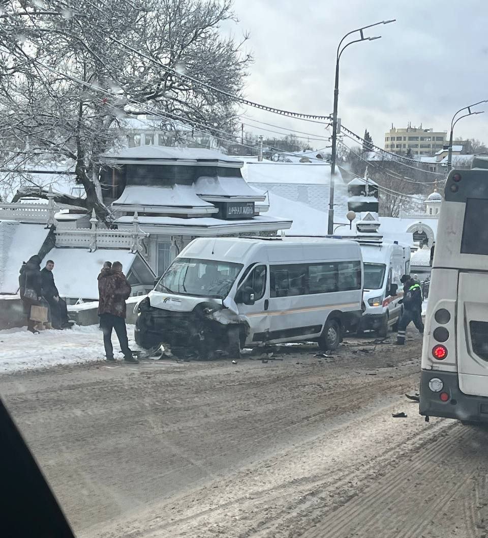 В Сергиевом Посаде случилось массовое ДТП произошло. На проспекте Красной Армии  в районе Свято-Троицкой Сергиевой Лавры  пассажирская маршрутка столкнулась с тремя легковушками.   Предварительно, пострадало 6 человек, их госпитализировали.   Если вы были рядом и что-то видели, то сообщите об этом нам. Бот для связи:    Фото: Сергиев Посад Life / Telegram