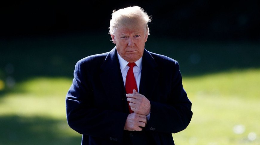Трамп заявил что он ни разу не король Я работаю до посинения чтобы сделать нашу страну великой вот и все сказал президент США Она также предположил что к организации прошедших в минувшие выходные массовых протестов в стране под лозунгом No Kings Нет королей причастен американский финансист Джордж Сорос и другие леворадикальные безумцы radiomirby