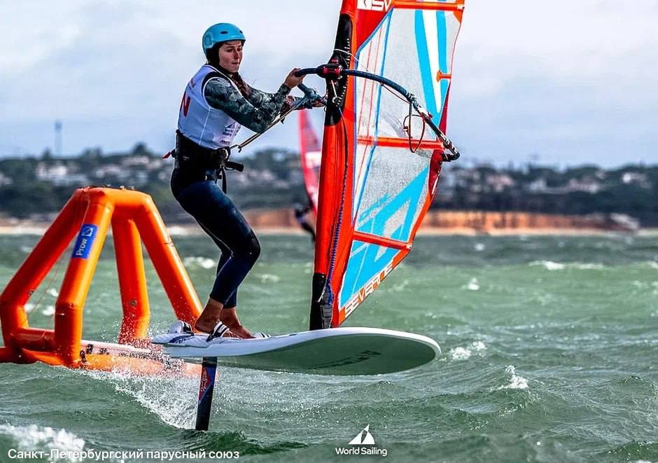 Петербурженка выиграла серебро на первенстве мира по парусному спорту среди юниоров Таисия Стопченко с первых дней регаты входила в тройку лидеров рассказали в Санкт Петербургском парусном союзе Участие принимали 400 спортсменов из 70 стран Россию представляли 14 юниоров и самая большая региональная команда была из Петербурга 9 спортсменов Telegram Все каналы Фонтанки Max