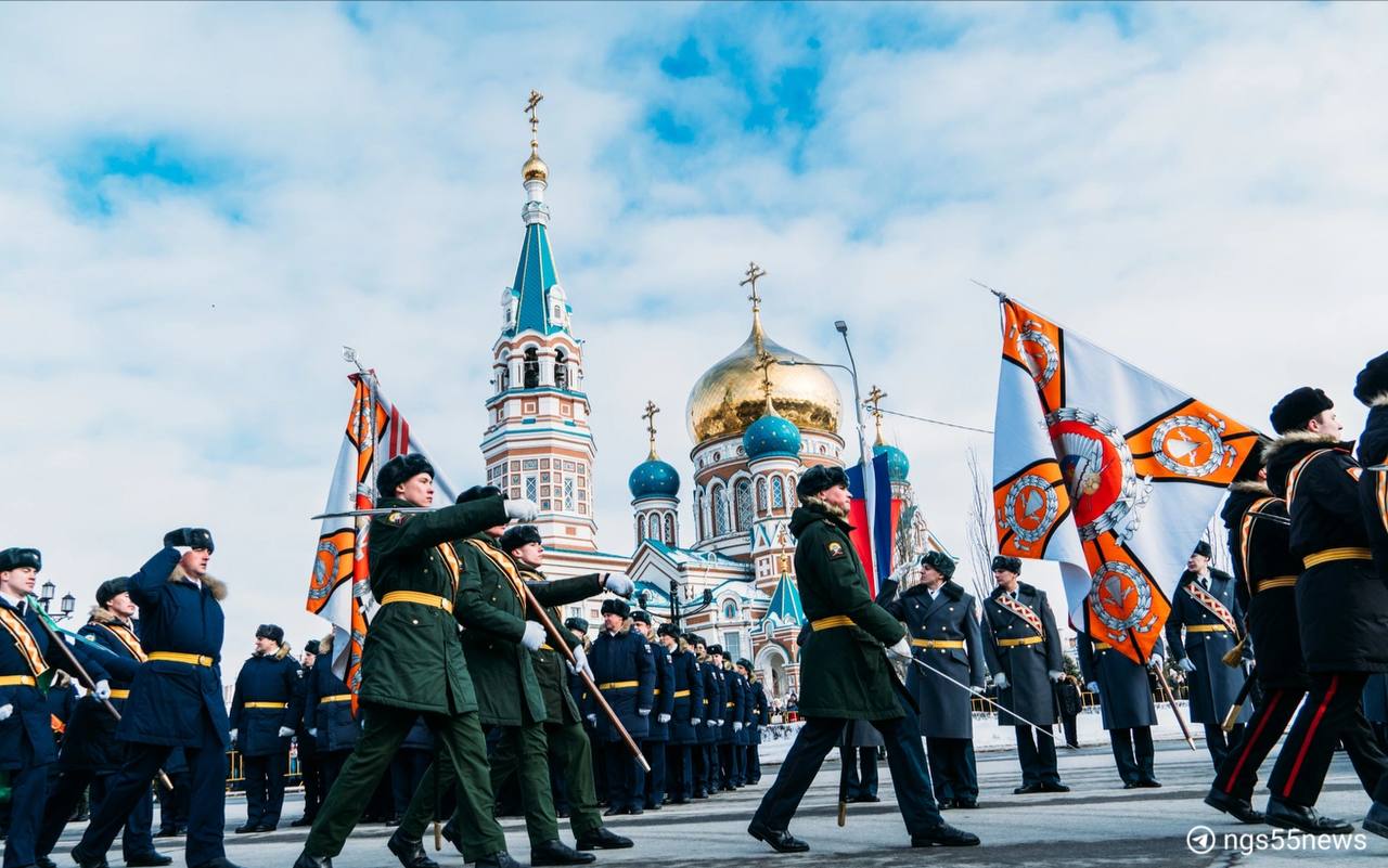 1  2  3   В Омске не будут проводить парад на 23 февраля.    Как сообщили   в правительстве, в этом году никаких торжественных мероприятий на Соборной площади не будет, плюс ее не планируют перекрывать для движения транспорта, уточнили в мэрии.  Какие мероприятия, приуроченные к 23 Февраля, пройдут в Омске:  ⏺21 февраля в историческом парке «Россия — моя история» откроется выставка, посвященная судьбе жителей Донбасса.  ⏺23 февраля на бульваре Победы состоится торжественное возложение цветов.